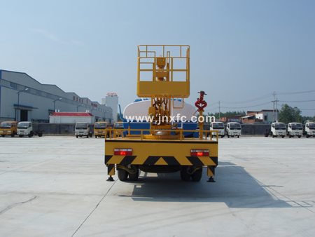 東風(fēng)145多功能消防灑水車(帶平臺)