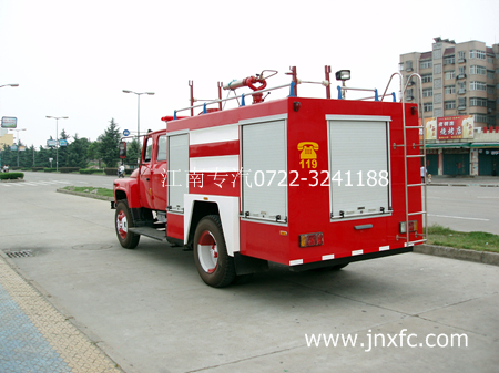 裝水4噸的東風(fēng)140尖頭水罐消防車