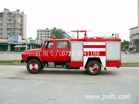 裝水4噸的東風(fēng)140尖頭水罐消防車