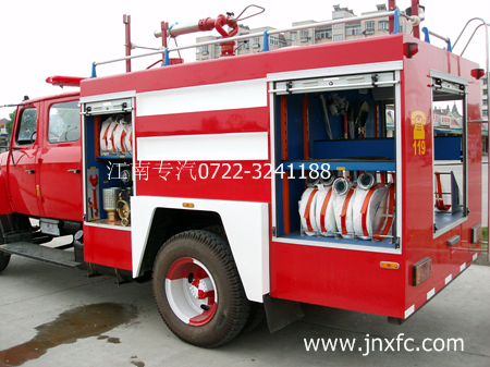 裝水4噸的東風(fēng)140尖頭水罐消防車